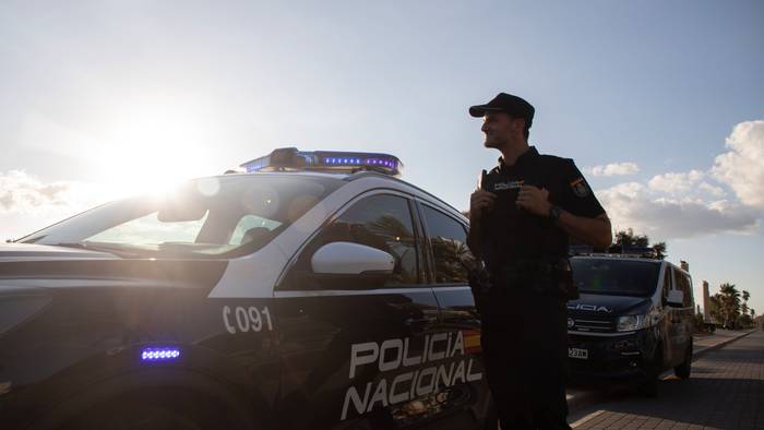 Ein Polizist der spanischen Policia Nacional patroulliert am Strand von El Arenal auf Mallorca. (Archivbild)