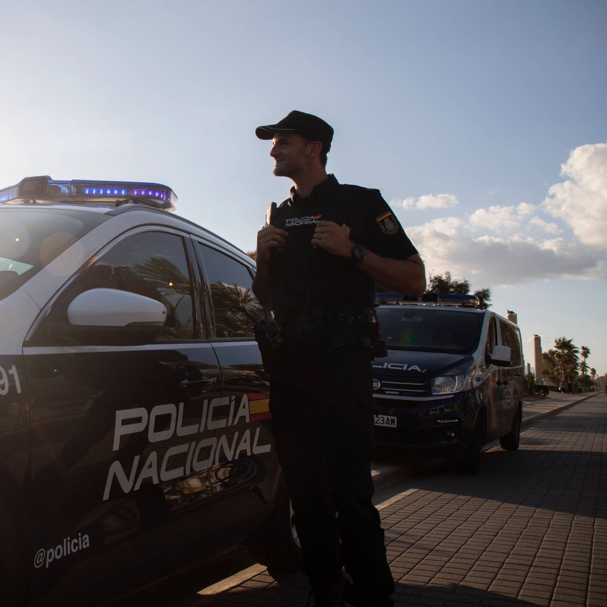 Ein Polizist der spanischen Policia Nacional patroulliert am Strand von El Arenal auf Mallorca. (Archivbild)