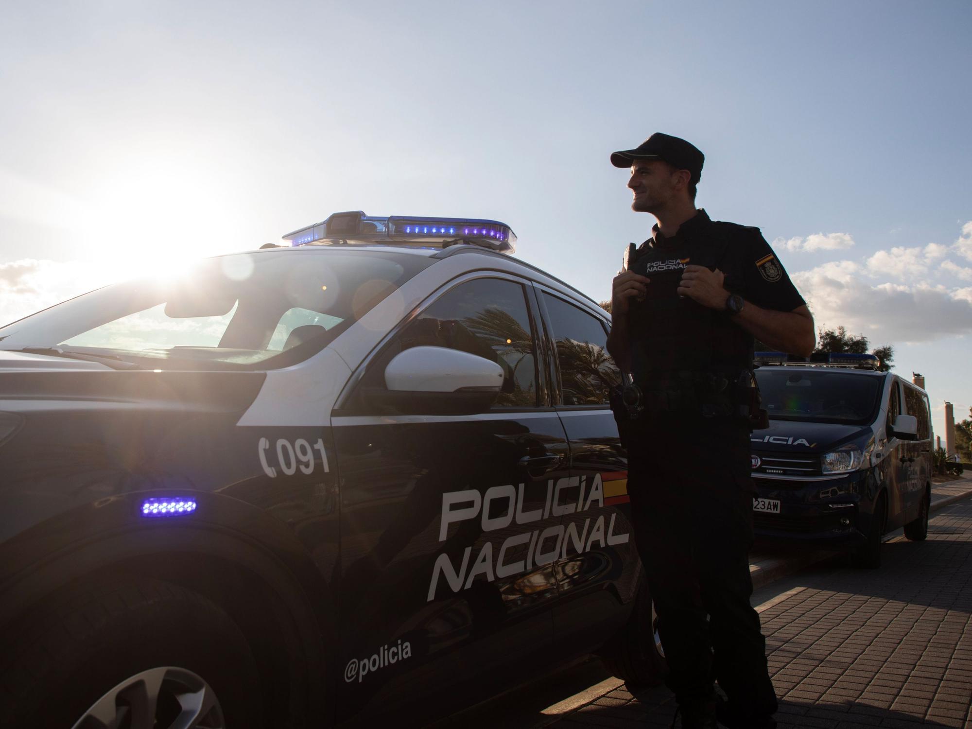 Ein Polizist der spanischen Policia Nacional patroulliert am Strand von El Arenal auf Mallorca. (Archivbild)