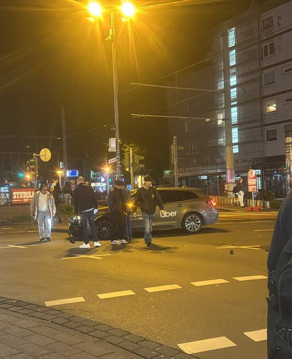 Unfallauto an Kölner Kreuzung