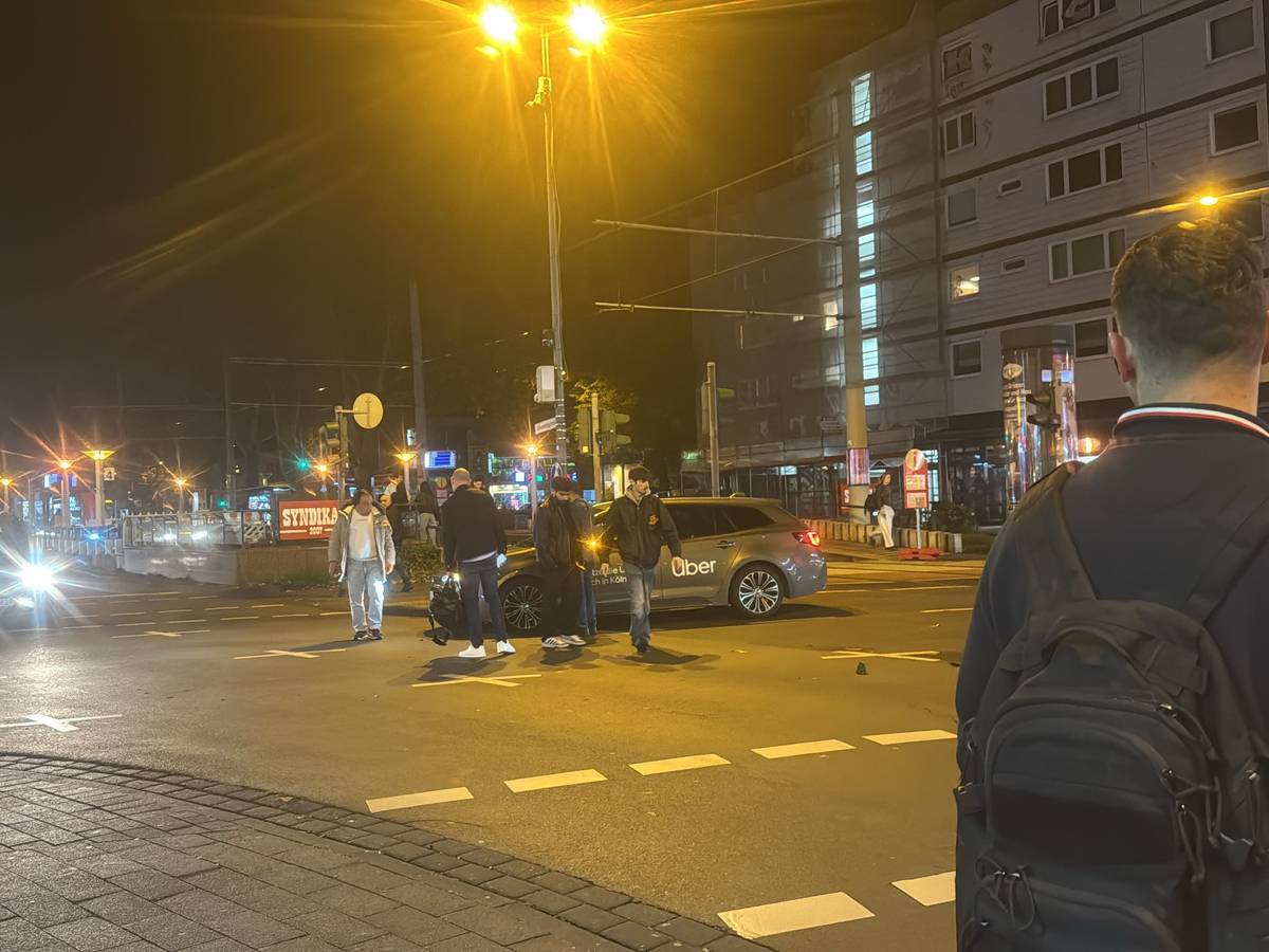 Unfallauto an Kölner Kreuzung