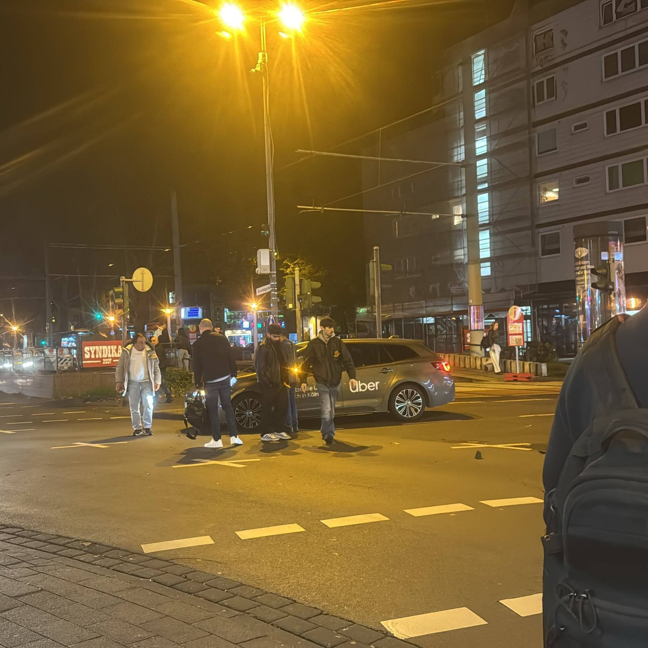 Unfallauto an Kölner Kreuzung