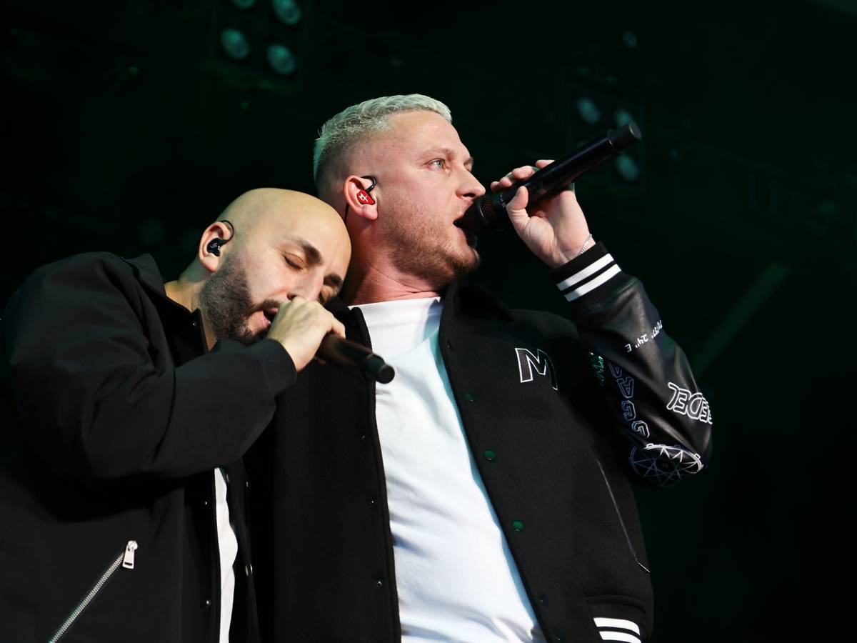 Mo-Torres mit Cengiz auf der Bühne.