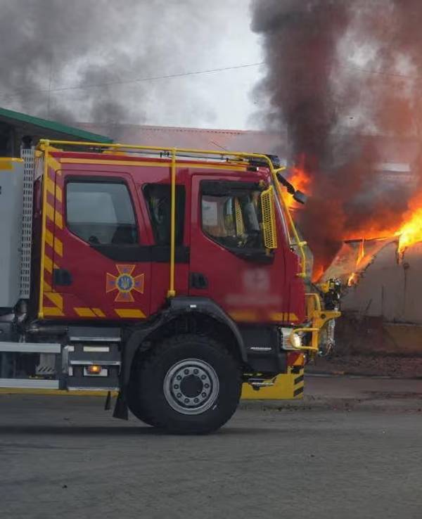 Auf einem vom staatlichen Katastrophenschutzdienst der Ukraine veröffentlichten Bild sind Feuerwehrleute bei der Bekämpfung eines Brandes nach einem russischen Drohnenangriff in der Region Wolhynien am 18. Oktober zu sehen.