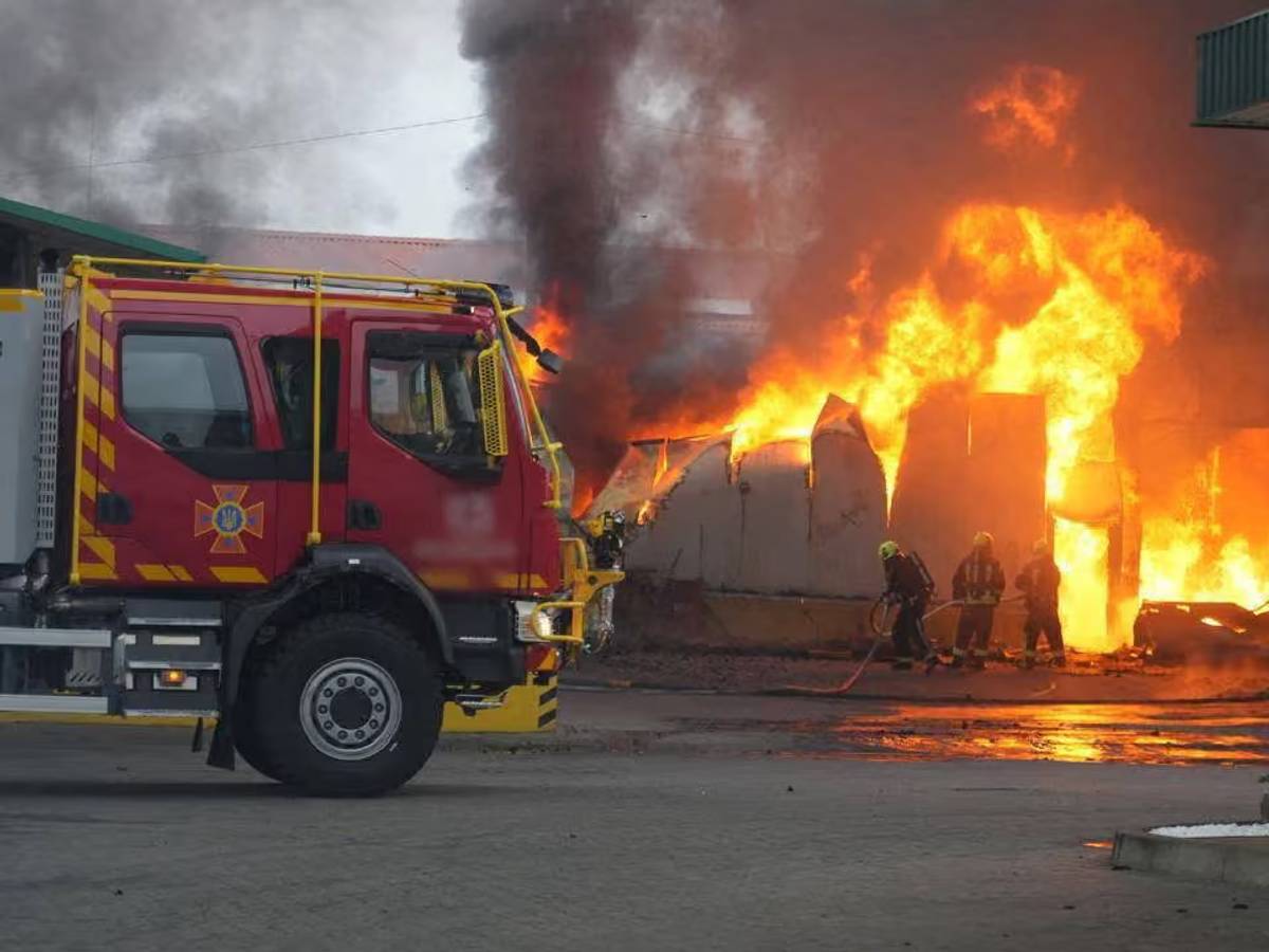 Auf einem vom staatlichen Katastrophenschutzdienst der Ukraine veröffentlichten Bild sind Feuerwehrleute bei der Bekämpfung eines Brandes nach einem russischen Drohnenangriff in der Region Wolhynien am 18. Oktober zu sehen.