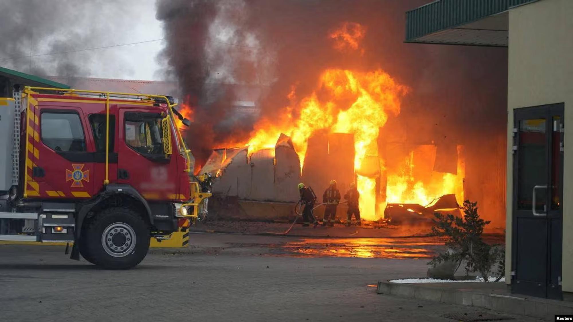 Auf einem vom staatlichen Katastrophenschutzdienst der Ukraine veröffentlichten Bild sind Feuerwehrleute bei der Bekämpfung eines Brandes nach einem russischen Drohnenangriff in der Region Wolhynien am 18. Oktober zu sehen.