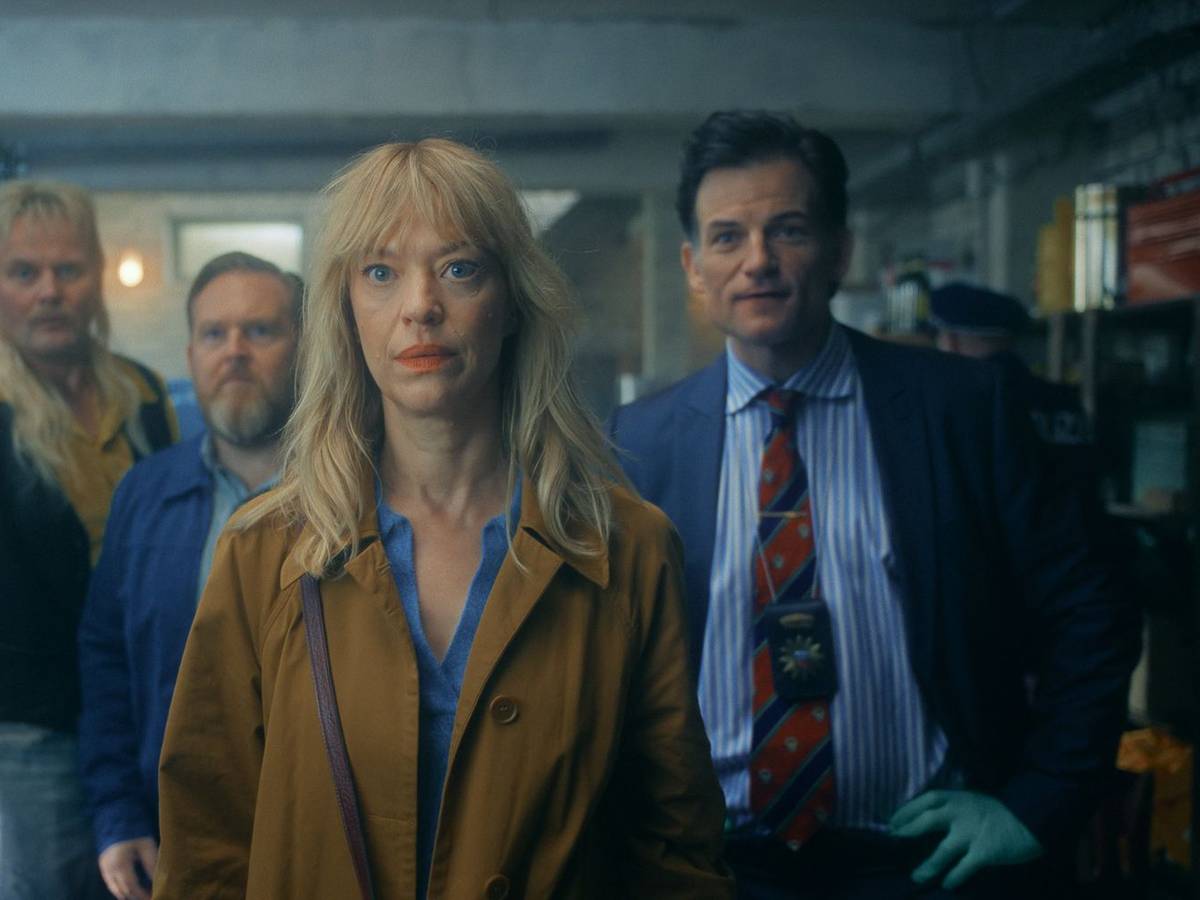 Wandas Mutter Carlotta (Heike Makatsch), deren Bruder Rüdiger (Devid Striesow, links) und Ehemann Dedo (Axel Stein, zweiter von links) sind von Wandas Unschuld überzeugt. Kommissar Schmidt (Torben Liebrecht) dagegen stellt sich quer. (Bild: Apple TV)