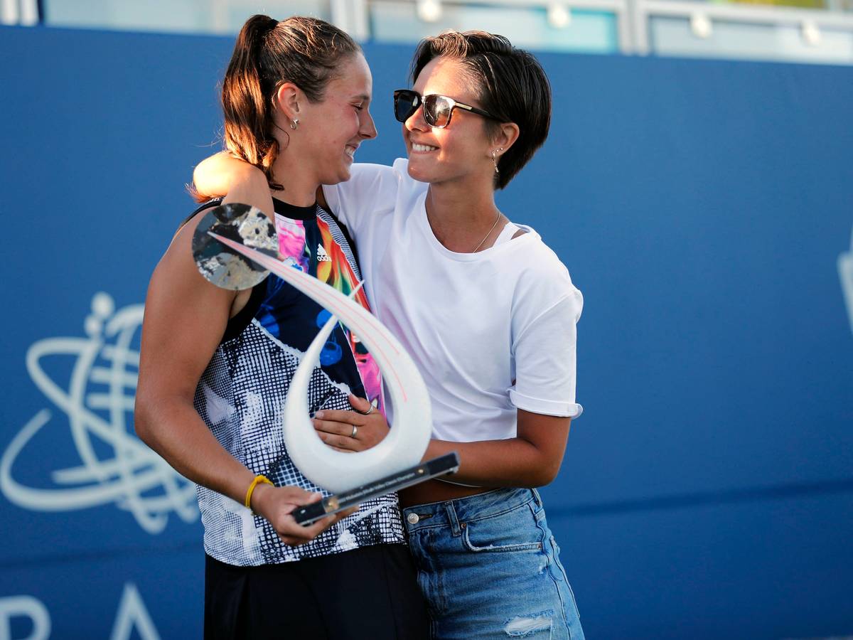 Natalia Zabiiako gratuliert Partnerin Daria Kasatkina zu einem Turniersieg.