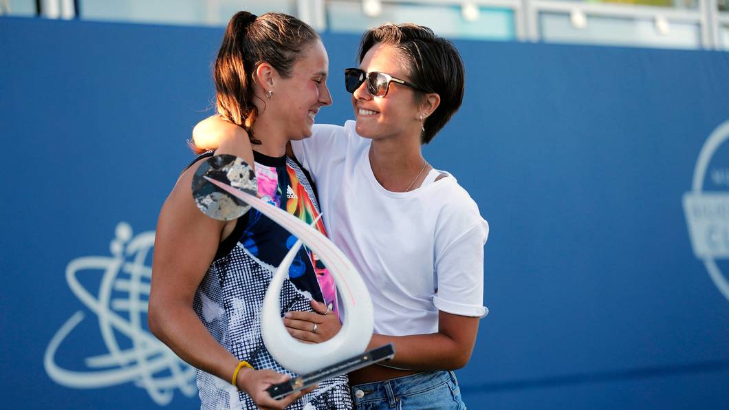 Natalia Zabiiako gratuliert Partnerin Daria Kasatkina zu einem Turniersieg.