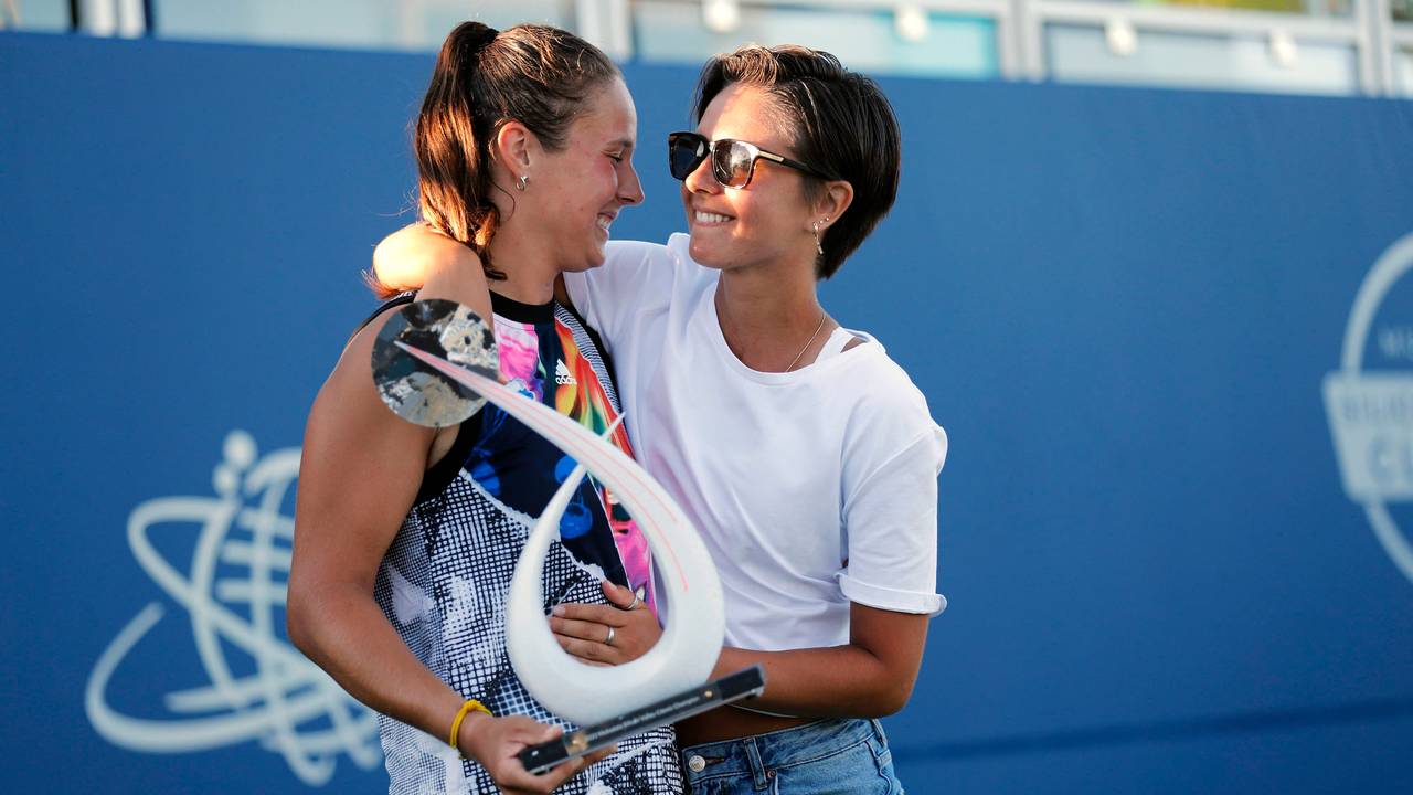 Natalia Zabiiako gratuliert Partnerin Daria Kasatkina zu einem Turniersieg.