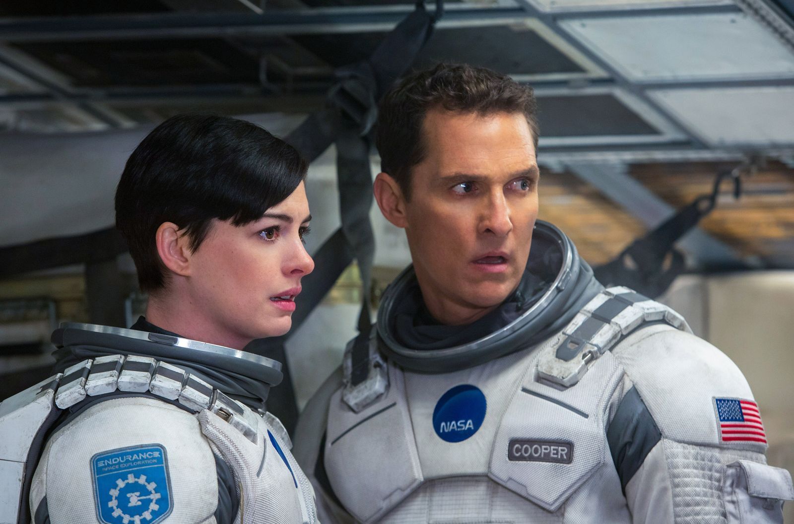 Auf den Schultern des Piloten Cooper (Matthew McConaughey) und der Wissenschaftlerin Amelia (Anne Hathaway) lastet eine große Verantwortung.  (Bild: © 2014 Warner Bros./Paramount Pictures/Alle Rechte vorbehalten )