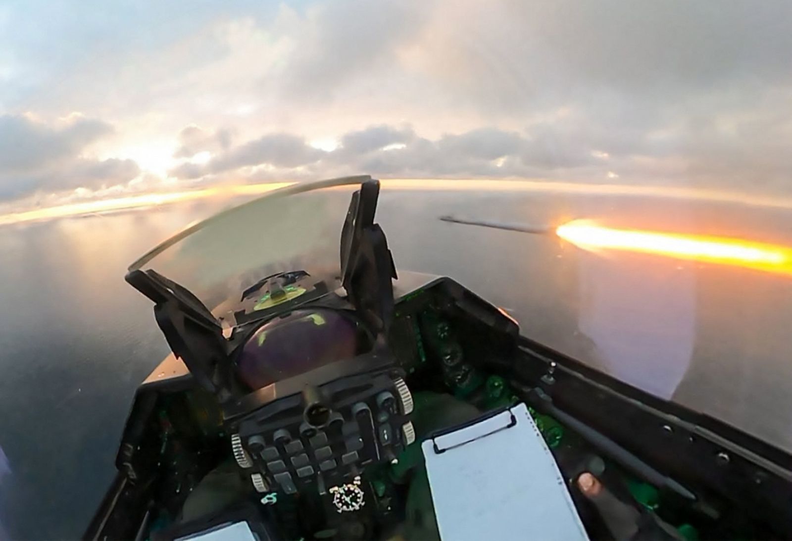 Dieser vom rumänischen Verteidigungsministerium veröffentlichte Videoausschnitt, der von der Cockpitkamera eines F-16-Kampfflugzeugs der rumänischen Luftwaffe stammt, zeigt den Moment, als der Pilot am 17. Oktober 2026 einen Angriff auf eine Drohne startete, die über dem Schwarzen Meer in der Nähe von Sulina (Rumänien) flog.