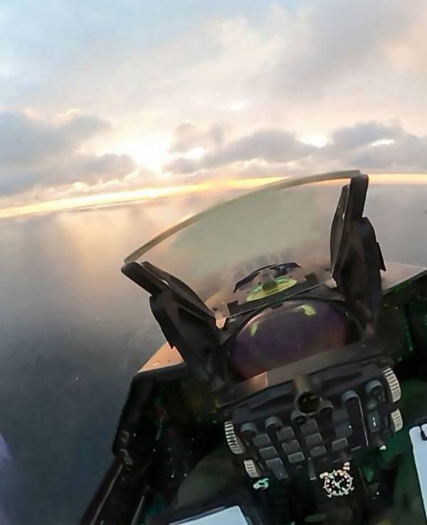 Dieser vom rumänischen Verteidigungsministerium veröffentlichte Videoausschnitt, der von der Cockpitkamera eines F-16-Kampfflugzeugs der rumänischen Luftwaffe stammt, zeigt den Moment, als der Pilot am 17. Oktober 2026 einen Angriff auf eine Drohne startete, die über dem Schwarzen Meer in der Nähe von Sulina (Rumänien) flog.