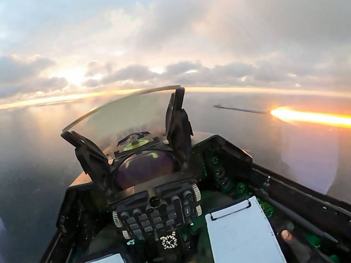 Dieser vom rumänischen Verteidigungsministerium veröffentlichte Videoausschnitt, der von der Cockpitkamera eines F-16-Kampfflugzeugs der rumänischen Luftwaffe stammt, zeigt den Moment, als der Pilot am 17. Oktober 2026 einen Angriff auf eine Drohne startete, die über dem Schwarzen Meer in der Nähe von Sulina (Rumänien) flog.
