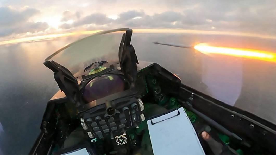 Dieser vom rumänischen Verteidigungsministerium veröffentlichte Videoausschnitt, der von der Cockpitkamera eines F-16-Kampfflugzeugs der rumänischen Luftwaffe stammt, zeigt den Moment, als der Pilot am 17. Oktober 2026 einen Angriff auf eine Drohne startete, die über dem Schwarzen Meer in der Nähe von Sulina (Rumänien) flog.