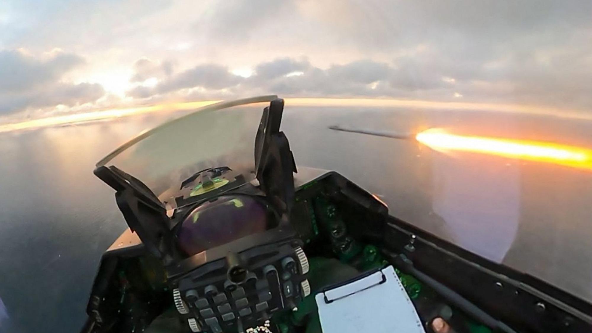 Dieser vom rumänischen Verteidigungsministerium veröffentlichte Videoausschnitt, der von der Cockpitkamera eines F-16-Kampfflugzeugs der rumänischen Luftwaffe stammt, zeigt den Moment, als der Pilot am 17. Oktober 2026 einen Angriff auf eine Drohne startete, die über dem Schwarzen Meer in der Nähe von Sulina (Rumänien) flog.