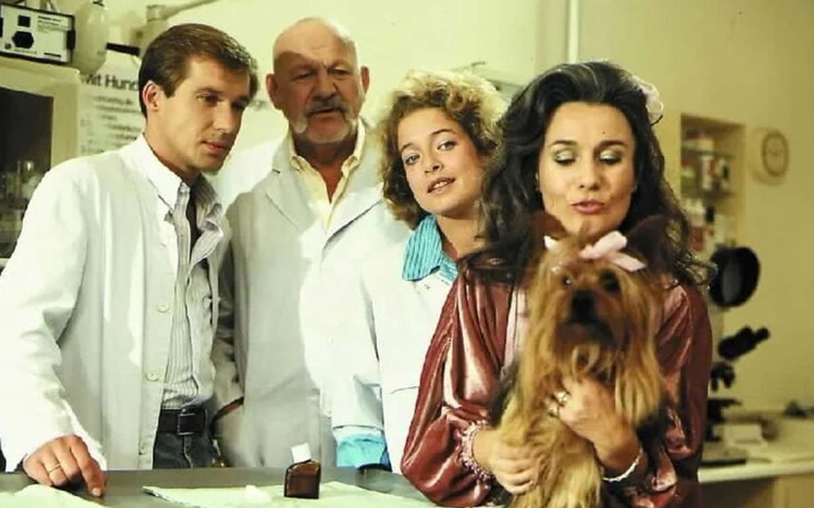 Als Dr. Nenner in „Ein Heim für Tiere“ (derzeit im Heimatkanal zu sehen) schaffte Michael Lesch (links) seinen Durchbruch. (Bild: Heimatkanal)