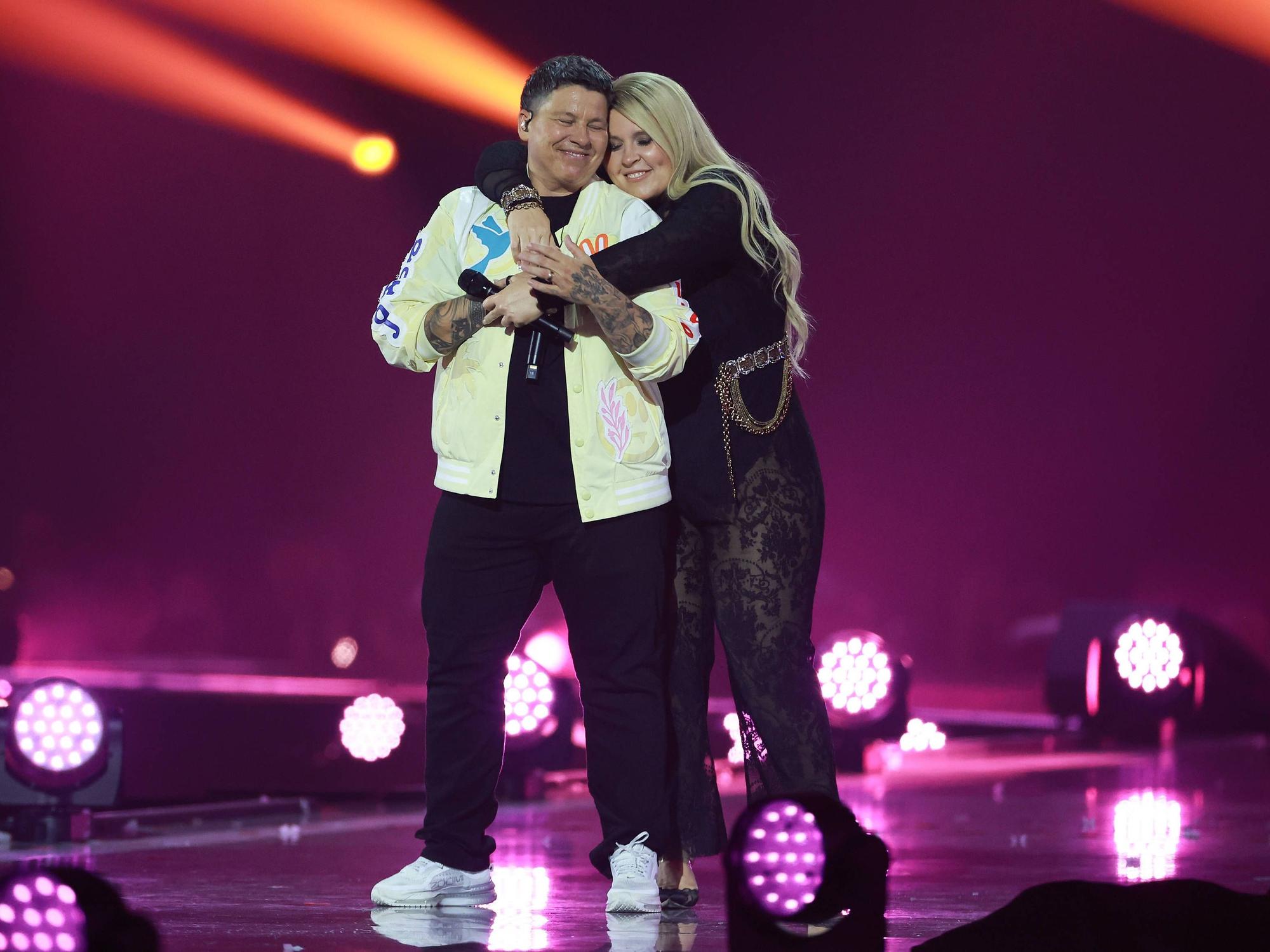 Kerstin Ott und Maite Kelly umarmen sich auf der Bühne.