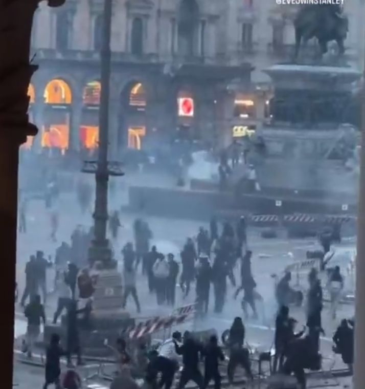 Mailand wird zum Schlachtfeld. Jugendliche liefern sich auf der zentralen Piazza Duomo Straßenkämpfe mit der Polizei.