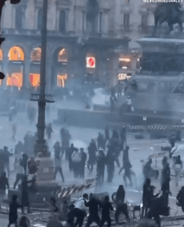 Mailand wird zum Schlachtfeld. Jugendliche liefern sich auf der zentralen Piazza Duomo Straßenkämpfe mit der Polizei.