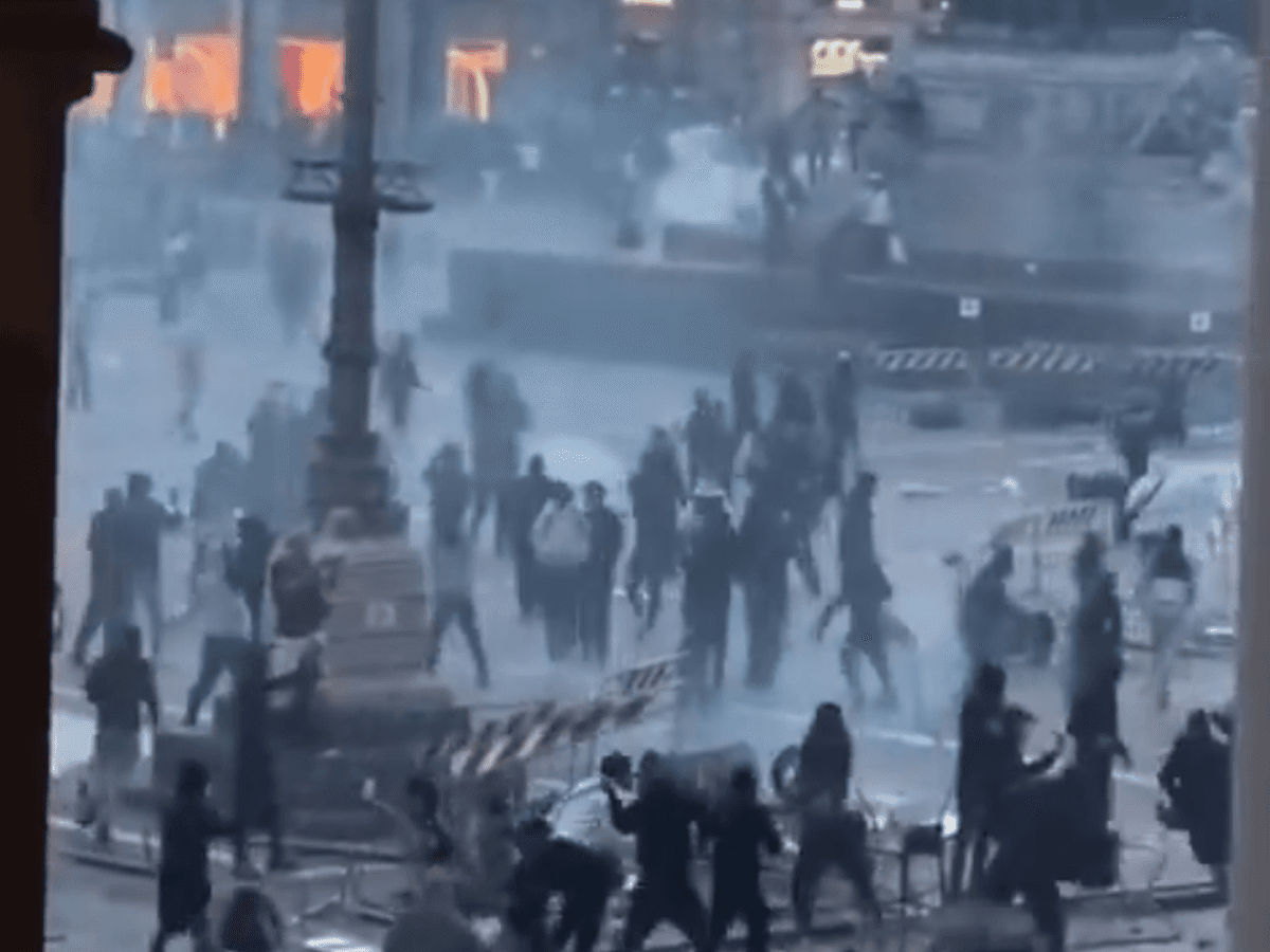 Mailand wird zum Schlachtfeld. Jugendliche liefern sich auf der zentralen Piazza Duomo Straßenkämpfe mit der Polizei.