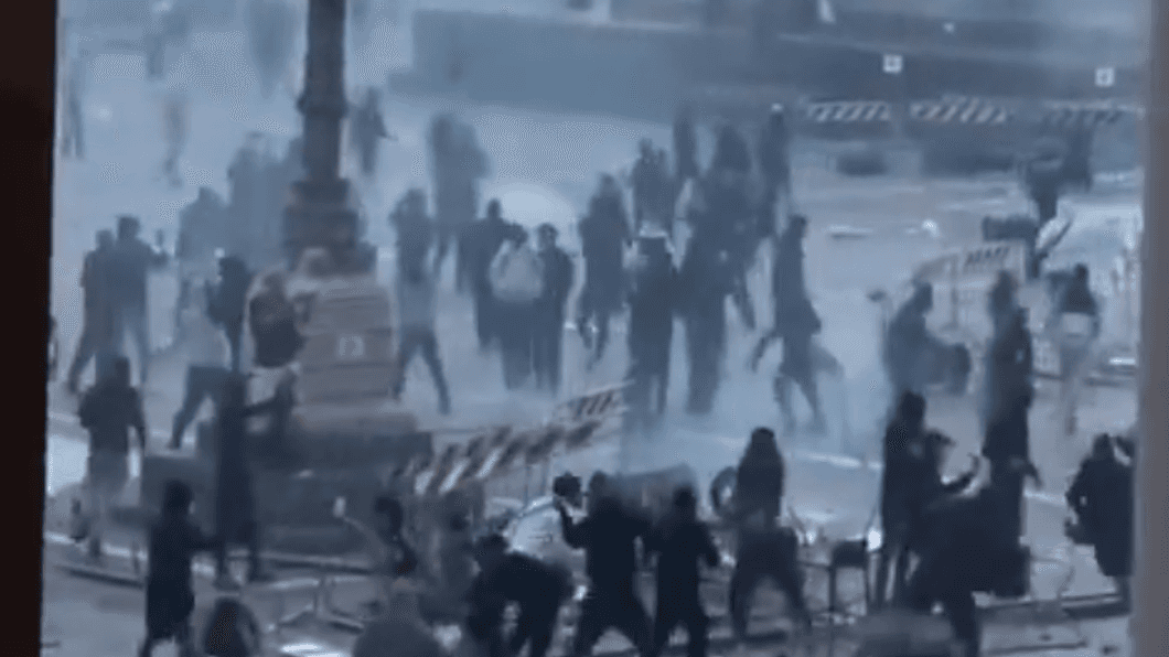 Mailand wird zum Schlachtfeld. Jugendliche liefern sich auf der zentralen Piazza Duomo Straßenkämpfe mit der Polizei.