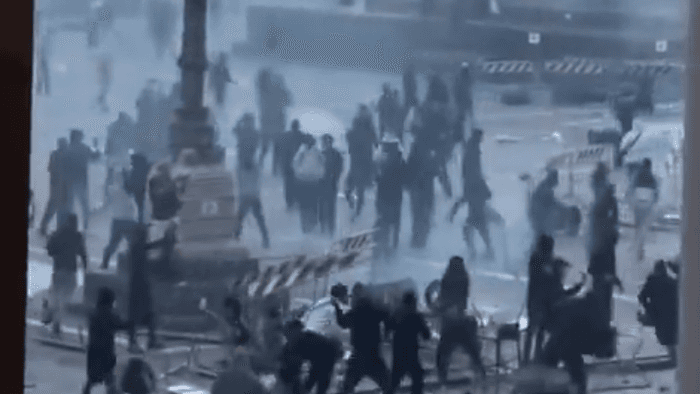 Mailand wird zum Schlachtfeld. Jugendliche liefern sich auf der zentralen Piazza Duomo Straßenkämpfe mit der Polizei.