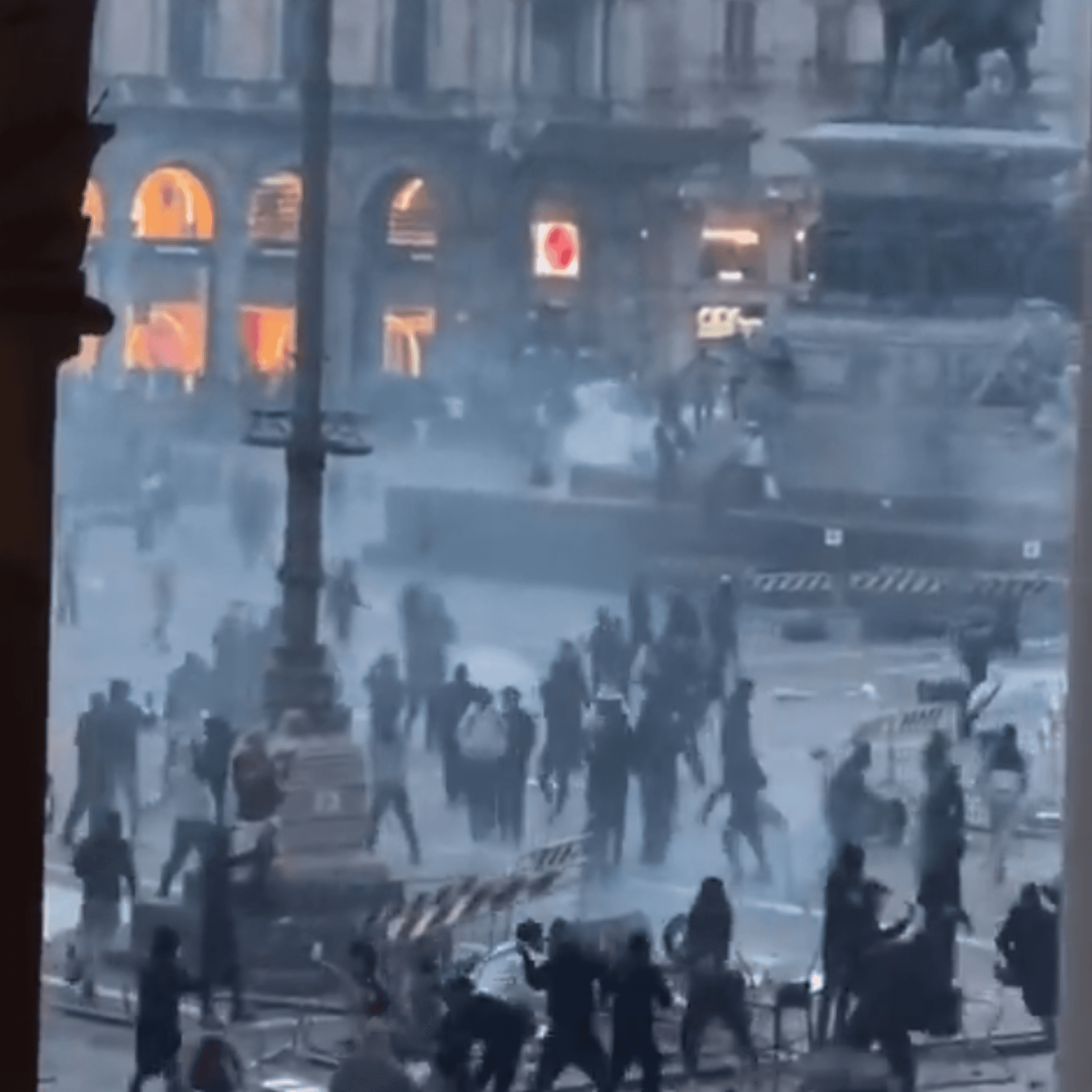 Mailand wird zum Schlachtfeld. Jugendliche liefern sich auf der zentralen Piazza Duomo Straßenkämpfe mit der Polizei.