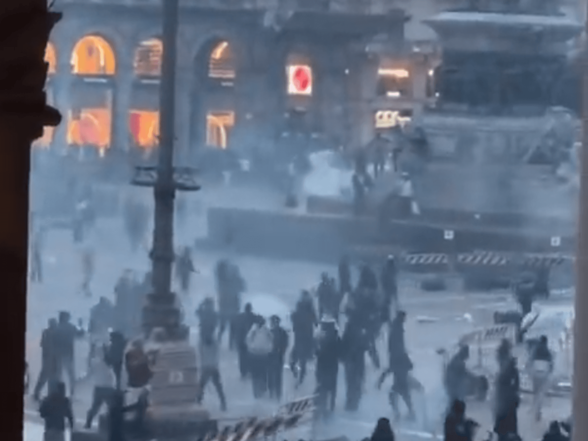 Mailand wird zum Schlachtfeld. Jugendliche liefern sich auf der zentralen Piazza Duomo Straßenkämpfe mit der Polizei.