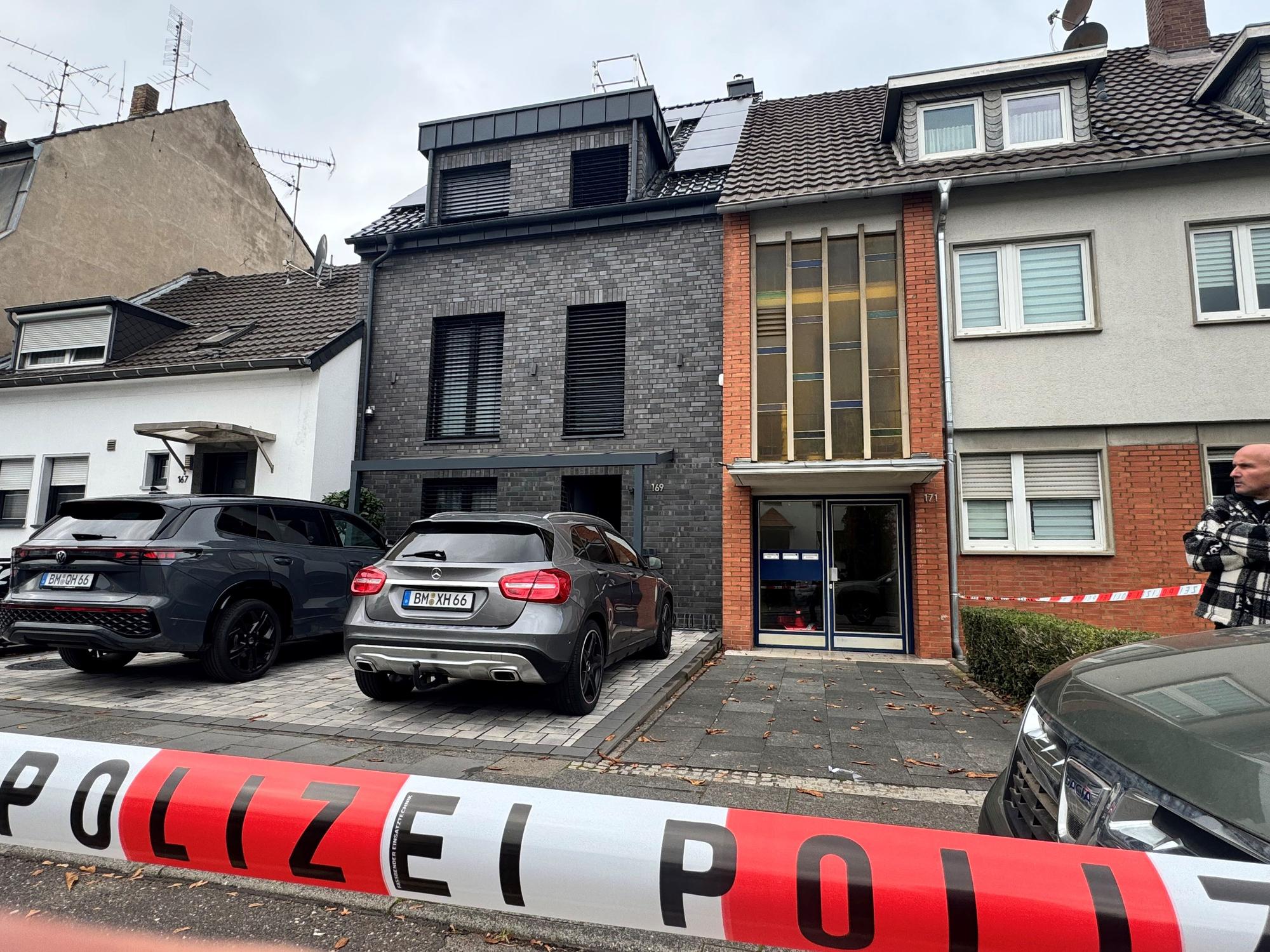 Auch in Brühl wurde auf ein Wohn- und Geschäftshaus geschossen.