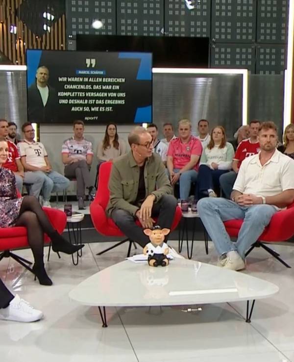 Die Doppelpass-Gäste und Moderator Florian König sitzen auf roten Sesseln.
