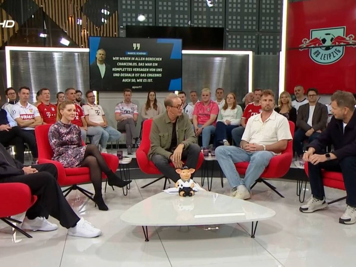 Die Doppelpass-Gäste und Moderator Florian König sitzen auf roten Sesseln.