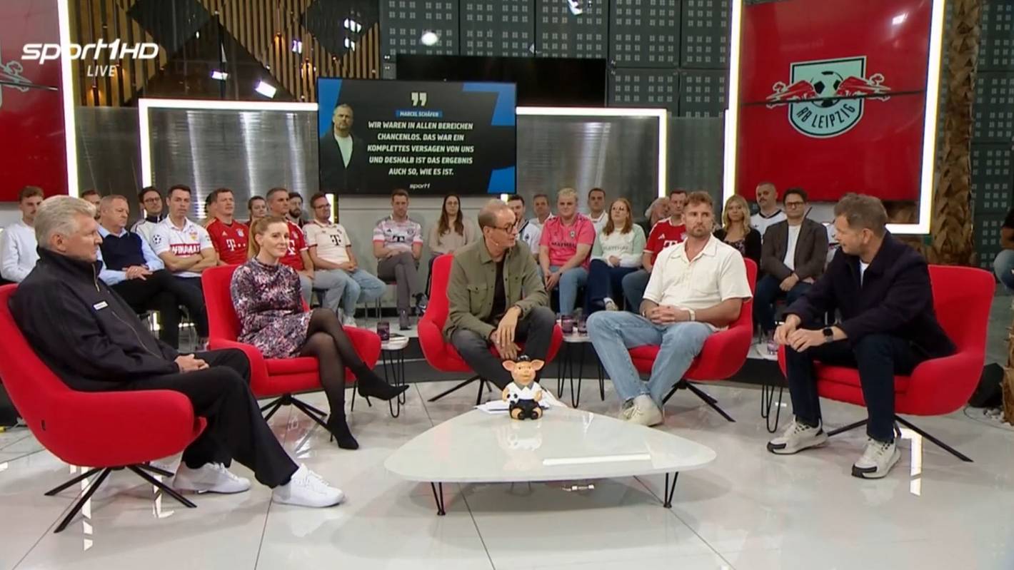 Die Doppelpass-Gäste und Moderator Florian König sitzen auf roten Sesseln.