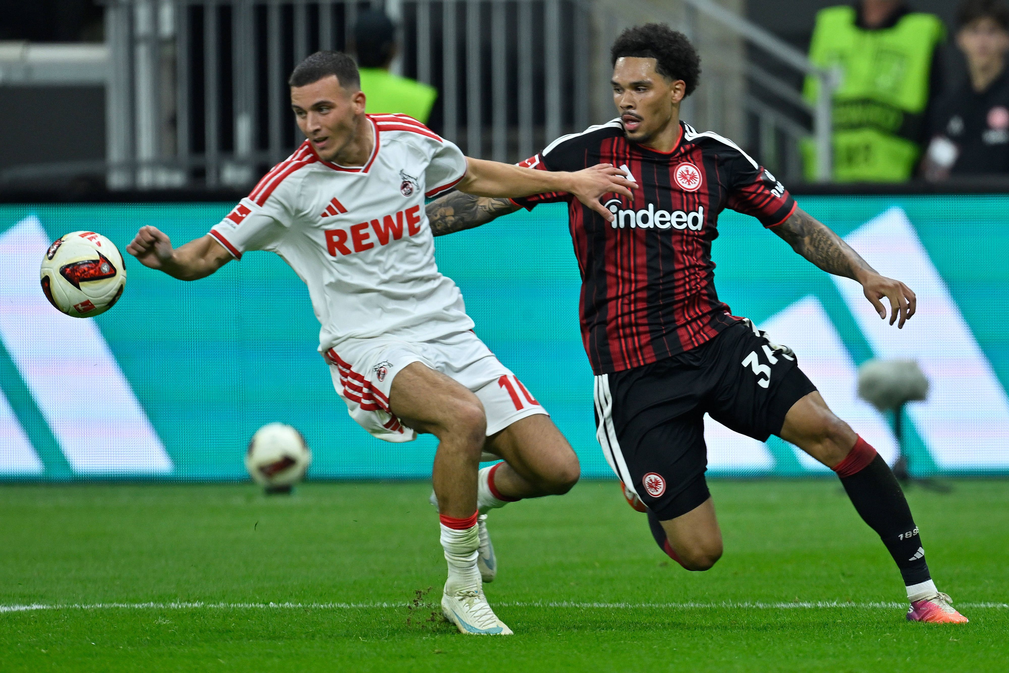 Zweikampf zwischen Kölns Said El Mala und Frankfurts Nnamdi Collins.