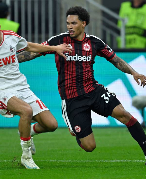 Zweikampf zwischen Kölns Said El Mala und Frankfurts Nnamdi Collins.