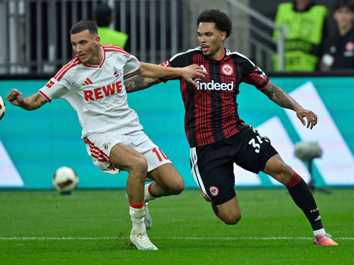 Zweikampf zwischen Kölns Said El Mala und Frankfurts Nnamdi Collins.