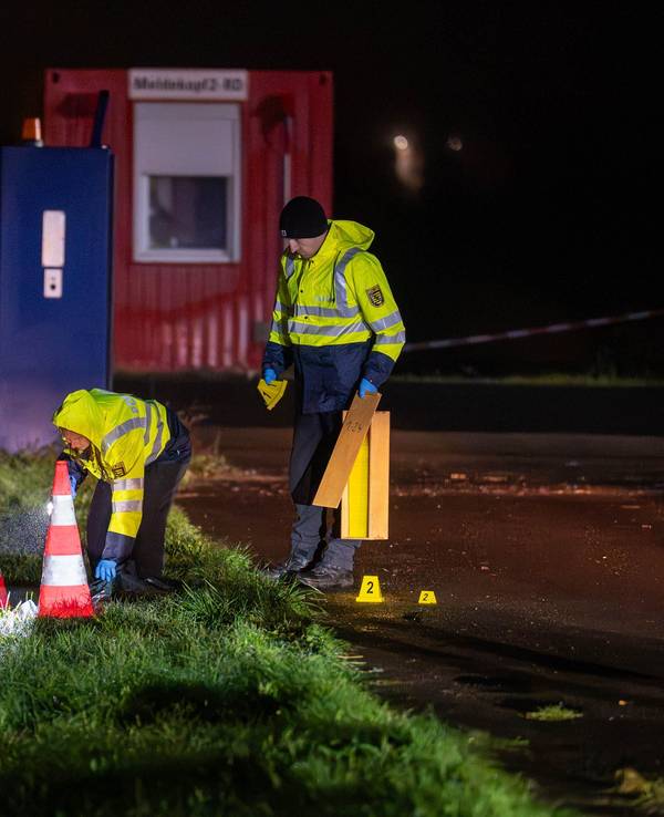 Polizisten durchsuchen das Gelände.