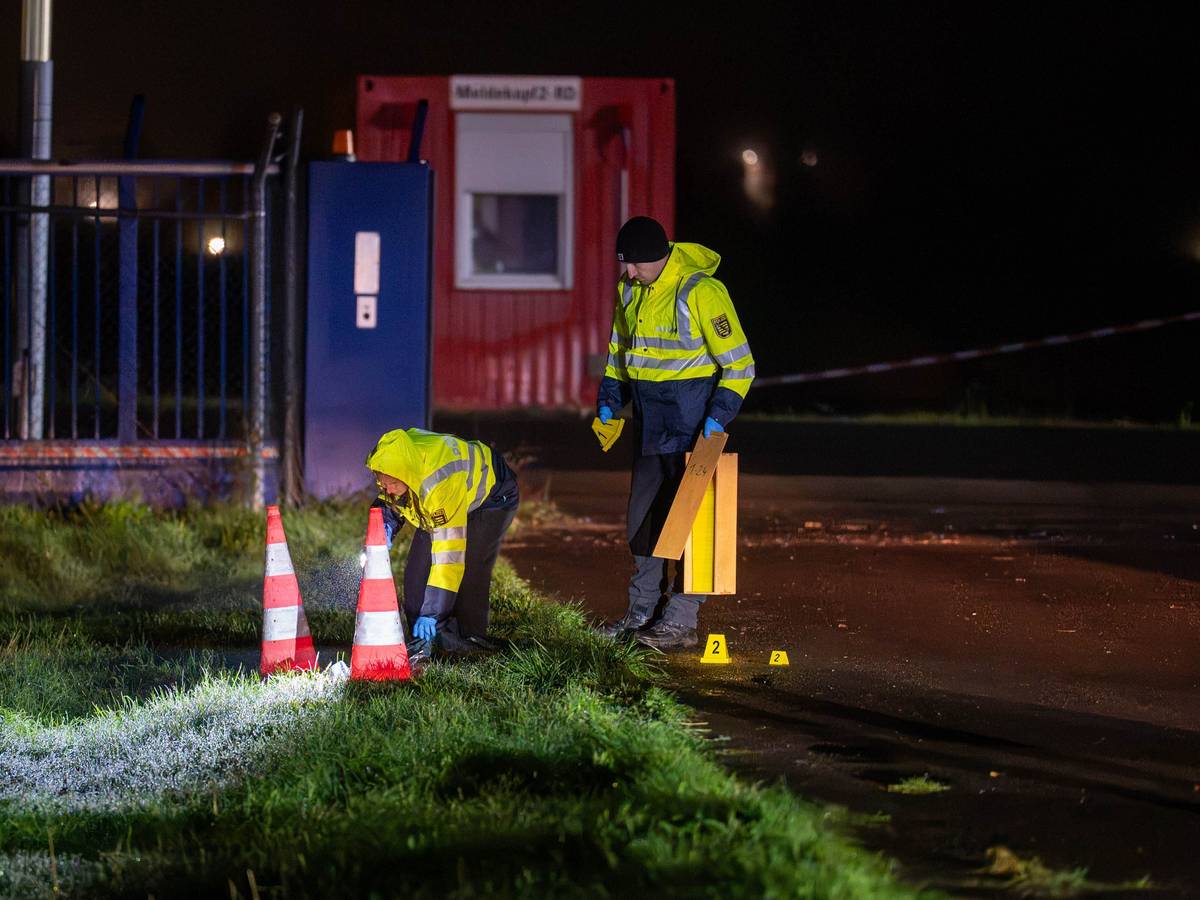 Polizisten durchsuchen das Gelände.