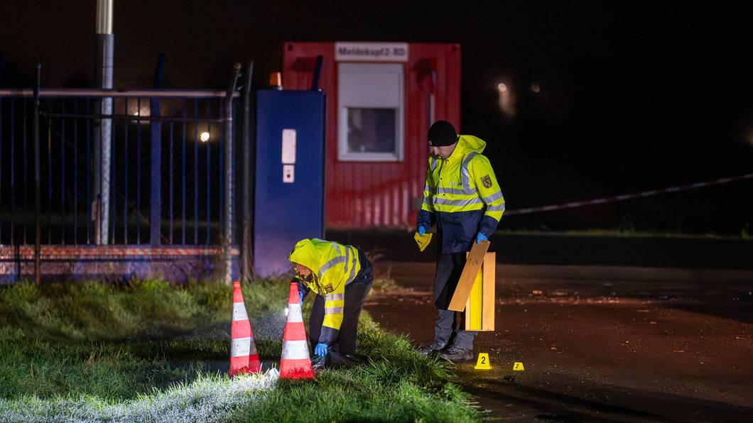 Polizisten durchsuchen das Gelände.