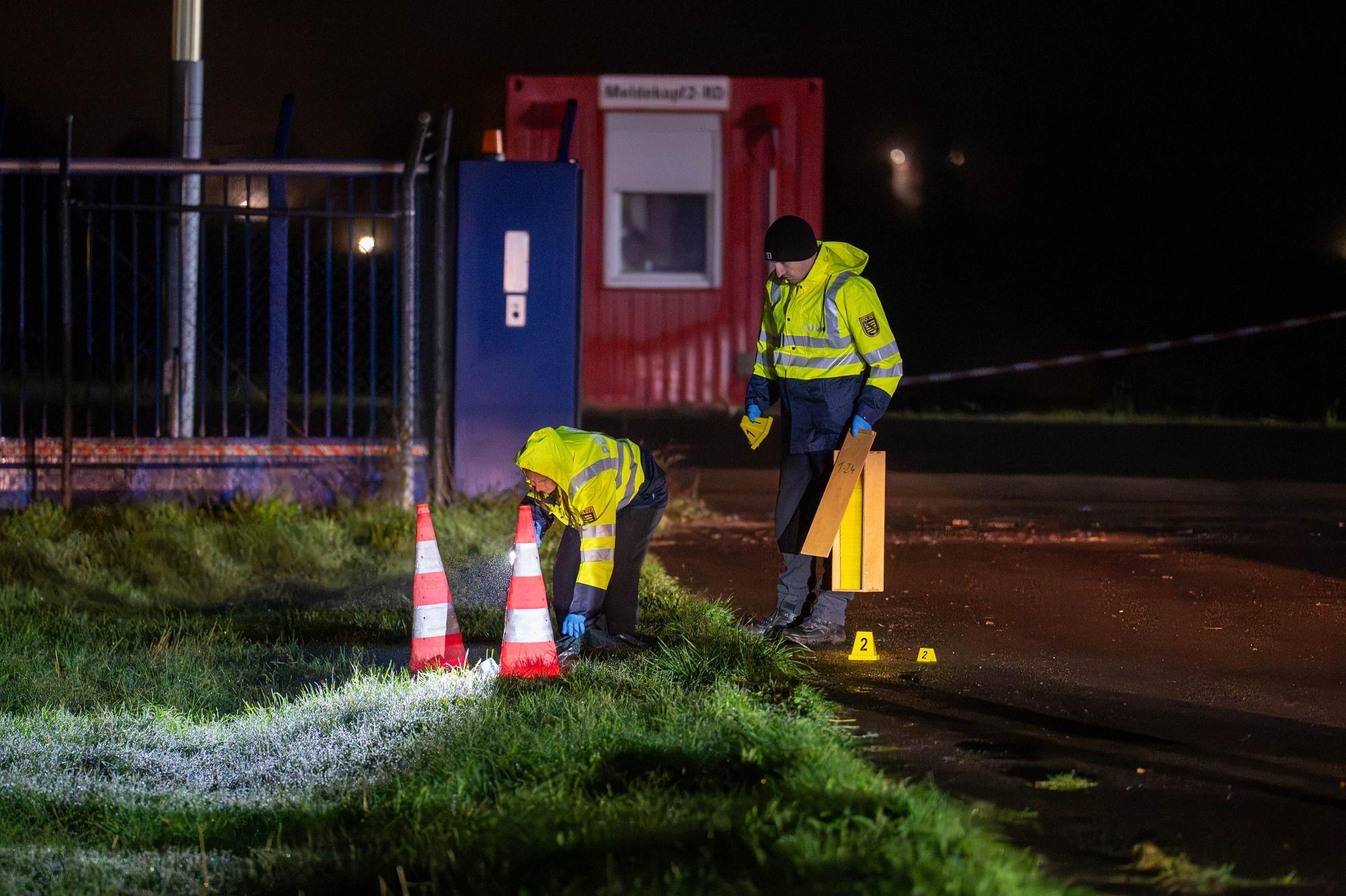 Polizisten durchsuchen das Gelände.