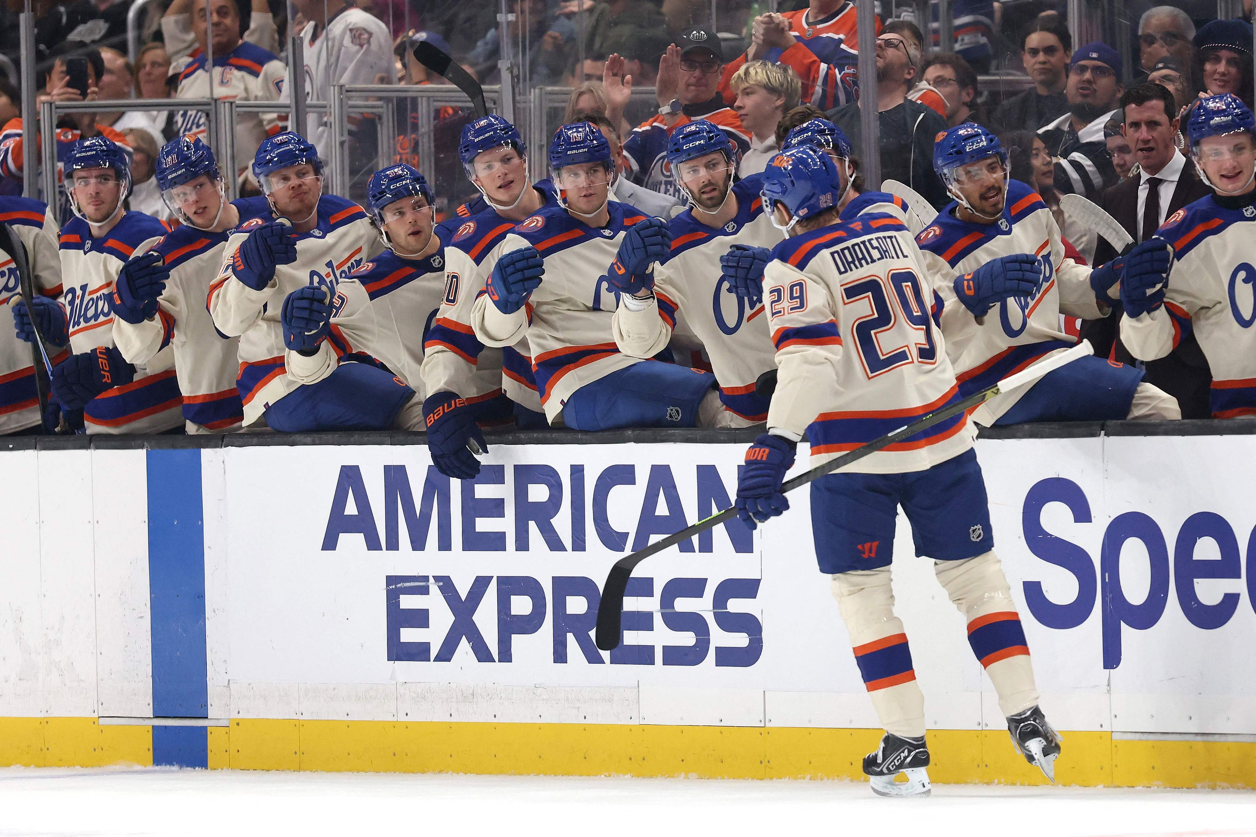 Leon Draisaitl klatscht mit seinen Mitspielern bei den Edmonton Oilers ab.