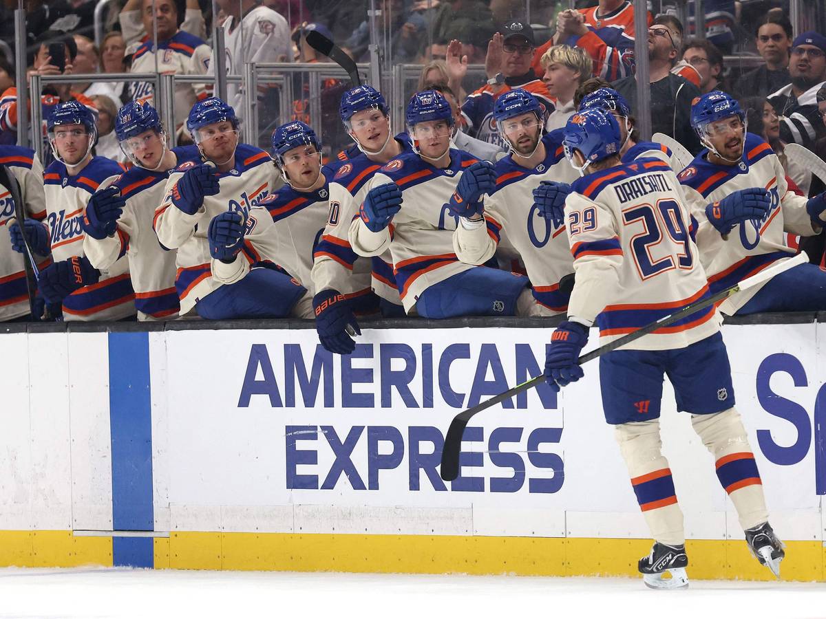 Leon Draisaitl klatscht mit seinen Mitspielern bei den Edmonton Oilers ab.