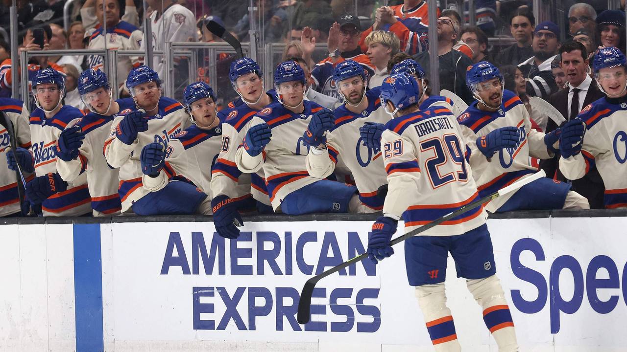 Leon Draisaitl klatscht mit seinen Mitspielern bei den Edmonton Oilers ab.