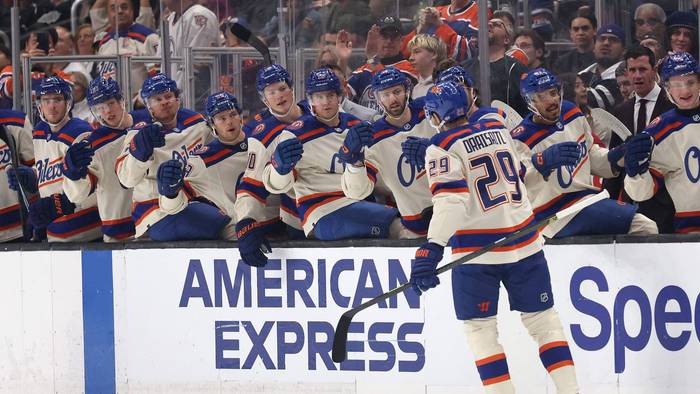 Leon Draisaitl klatscht mit seinen Mitspielern bei den Edmonton Oilers ab.