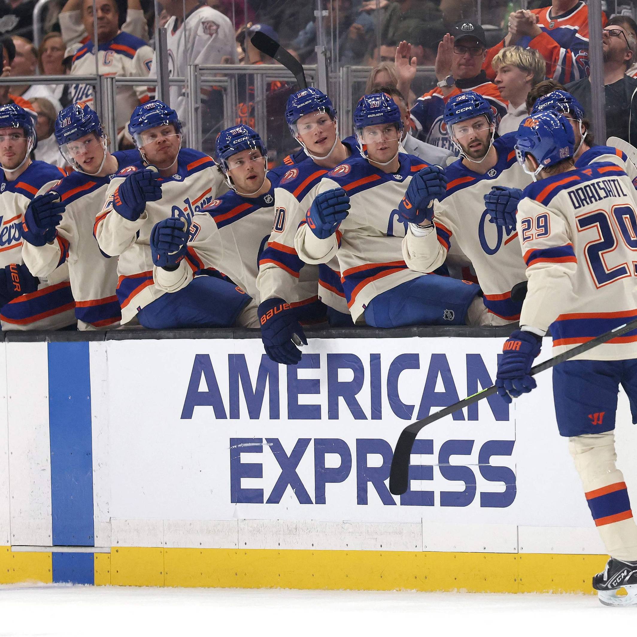 Leon Draisaitl klatscht mit seinen Mitspielern bei den Edmonton Oilers ab.