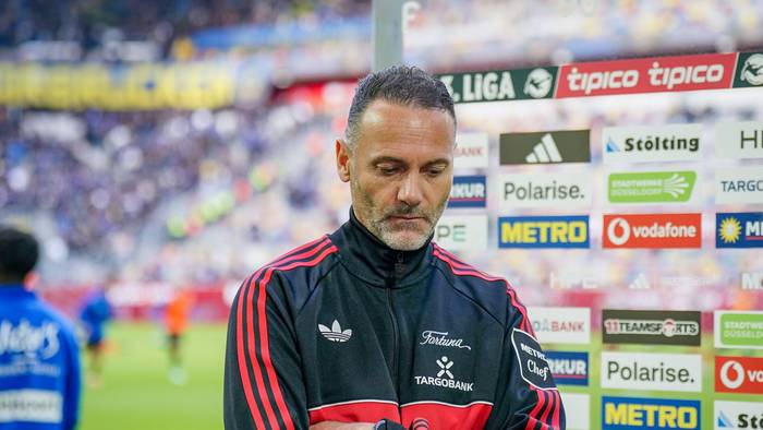Alexander Ende schaut enttäuscht auf den Boden.