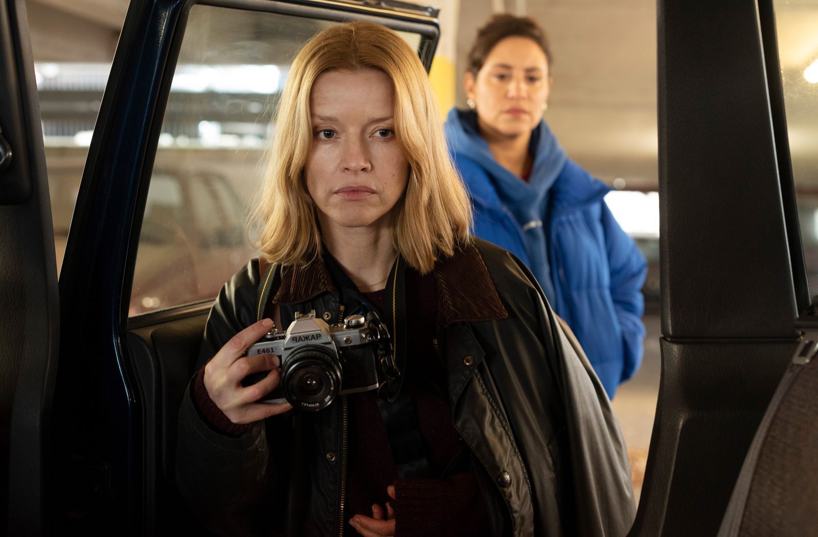 Kriminalpsychologin Elli Krieger (Karoline Schuch, links) unterstützt Mila Sahin (Almila Bagriacik) bei einem Einsatz, der so gar nicht ihr Metier ist.  (Bild: NDR/Thorsten Jander)