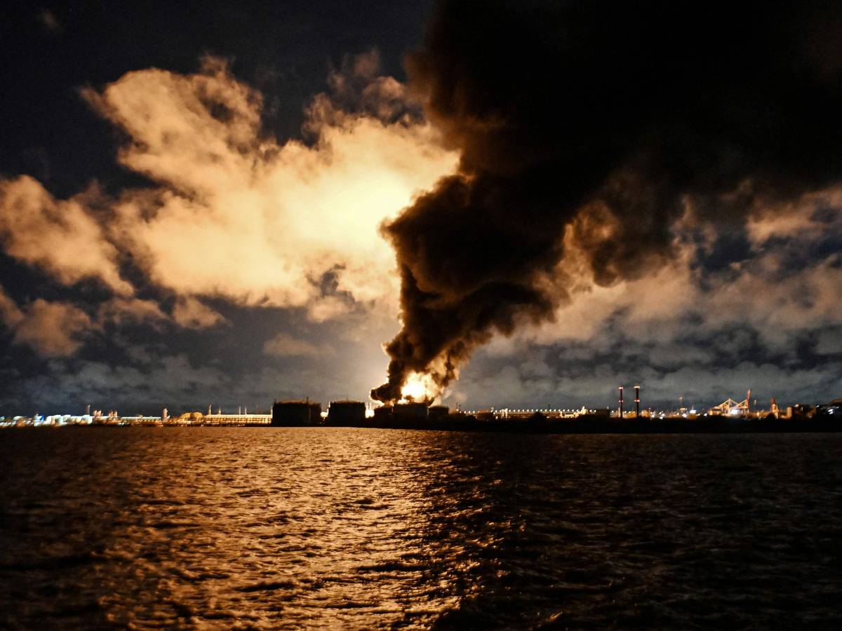 Nach einem Luftangriff in Sankt Petersburg am 18. Oktober 2026 steigt Rauch aus dem brennenden Ölterminal auf.