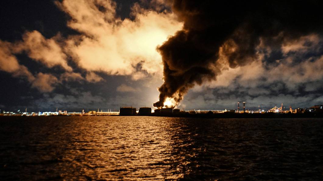 Nach einem Luftangriff in Sankt Petersburg am 18. Oktober 2026 steigt Rauch aus dem brennenden Ölterminal auf.