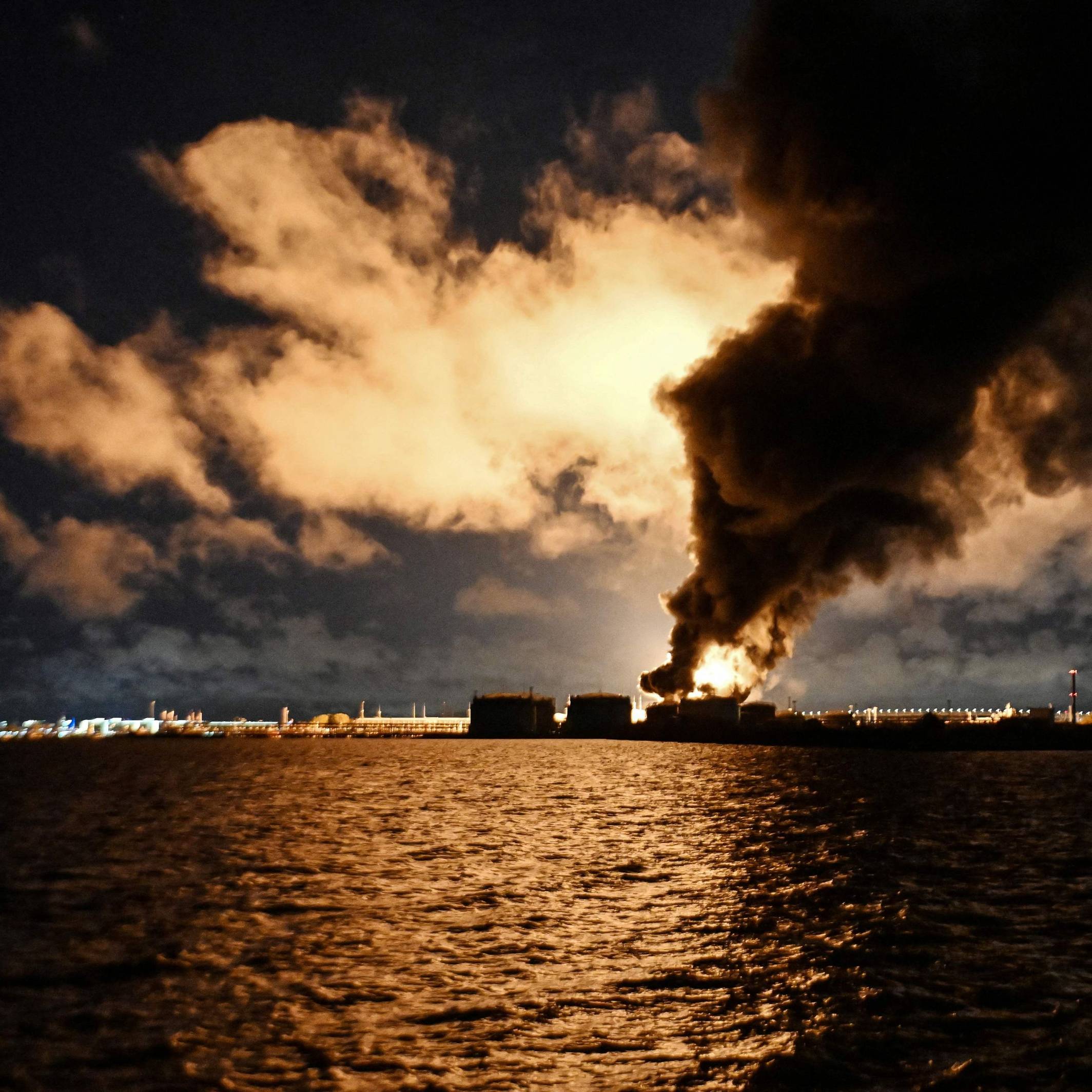 Nach einem Luftangriff in Sankt Petersburg am 18. Oktober 2026 steigt Rauch aus dem brennenden Ölterminal auf.